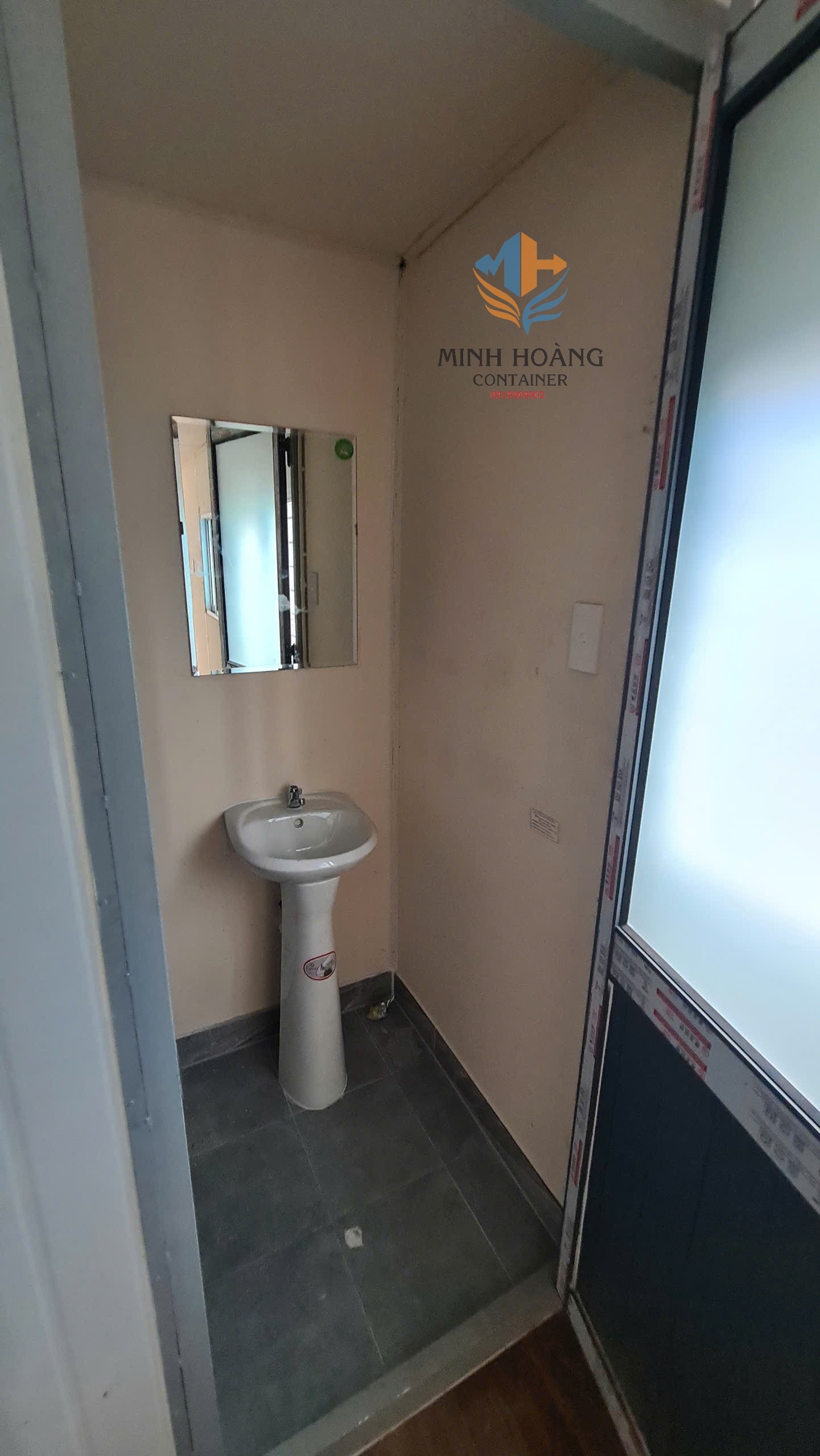 Container văn  phòng 20 feet cũ trang bị đầy đủ điện đèn, máy lạnh, wc đầy đủ thiết bị
